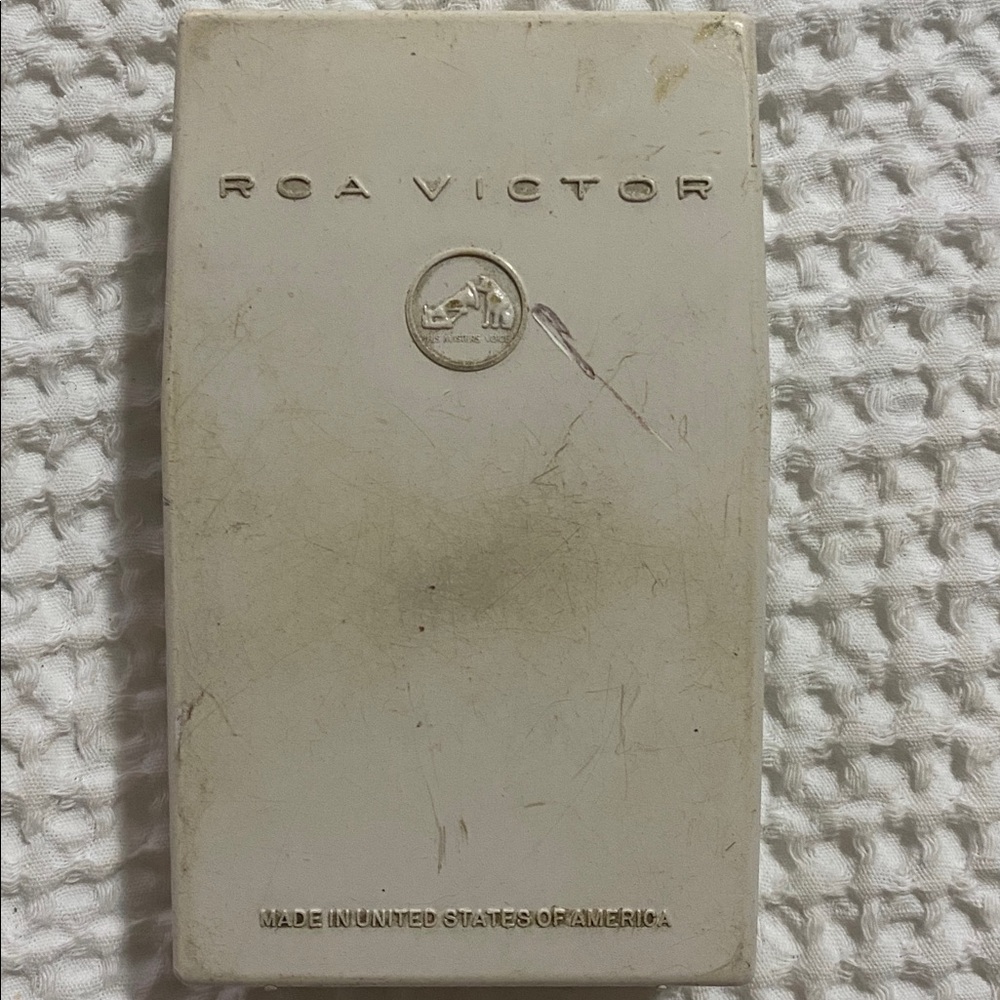 1960 RCA VICTOR Portable Transistor Radio - Picture 5 of 9